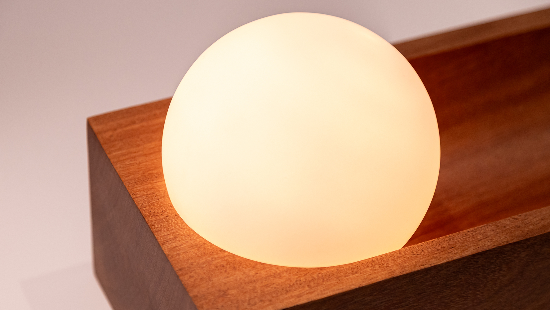 Detalhe da luminária Ora Bolas 2, assinada por Fernando Prado para a Lumini | Foto: Monique Araújo/ DW!