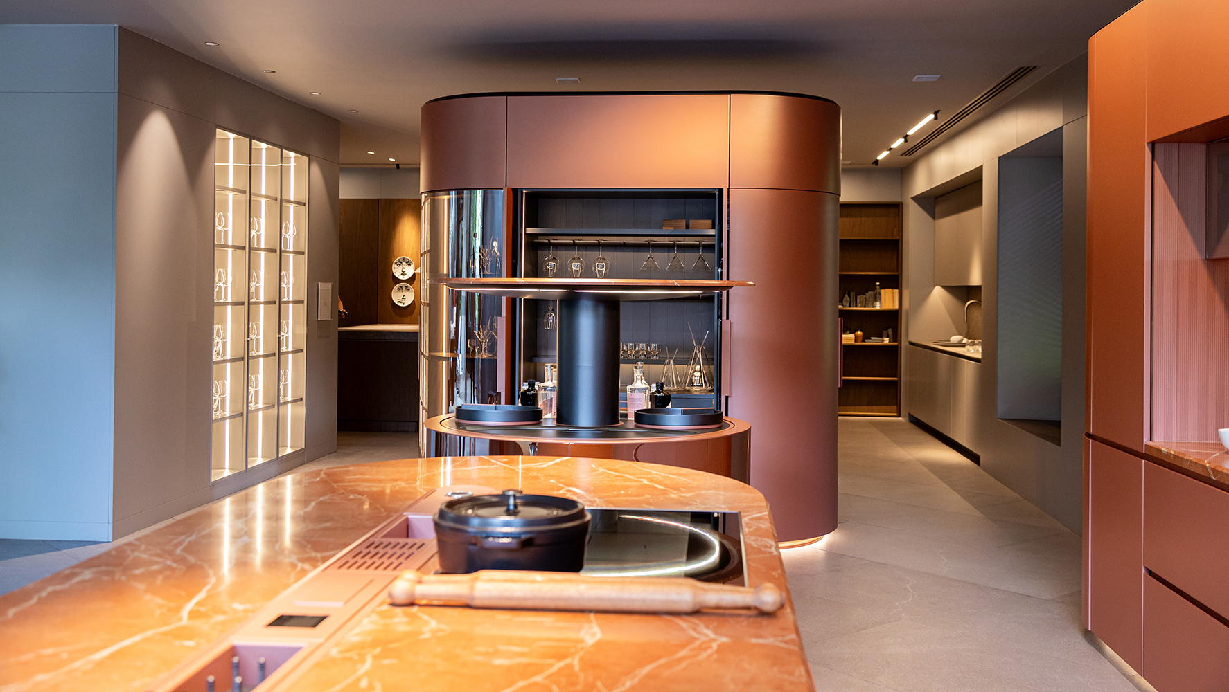 Bar e cozinha Arco, desing do escritório italiano Pininfarina para a Florense | Foto: Monique Araújo/ DW!