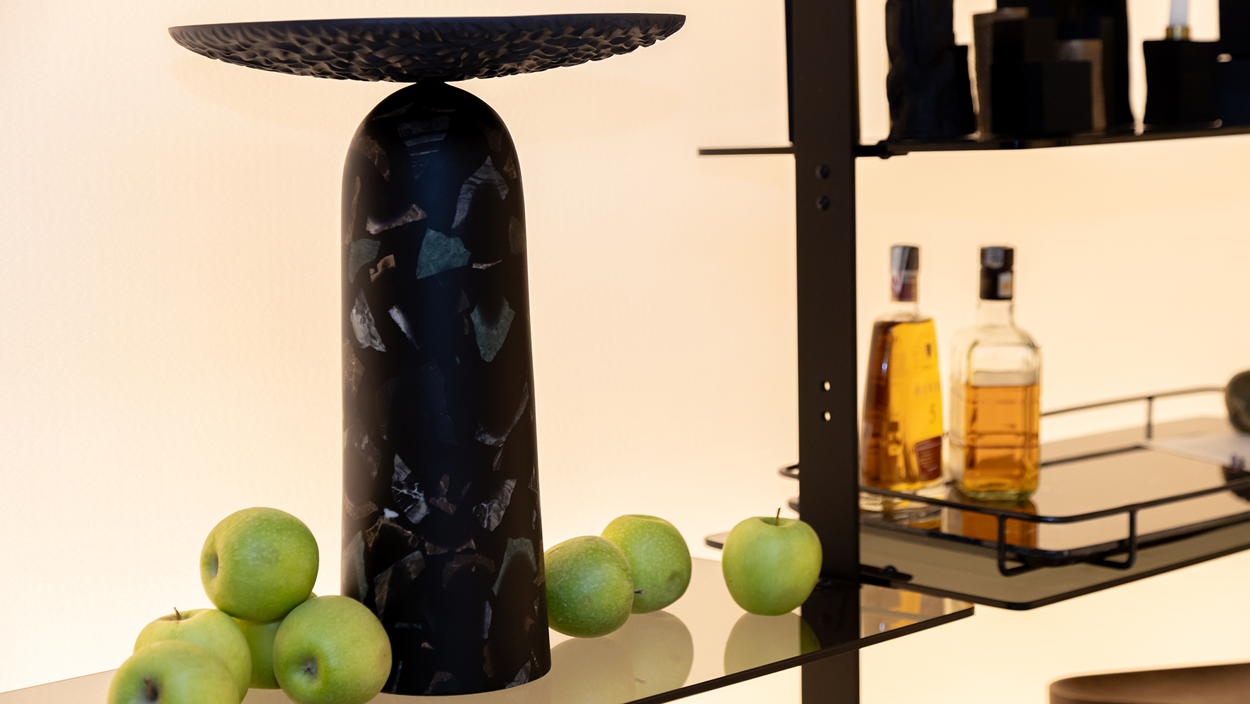 Detalhe de objeto desenhado por Jader Almeida e em exposição em sua Showhouse | Foto: Monique Araújo/ DW!