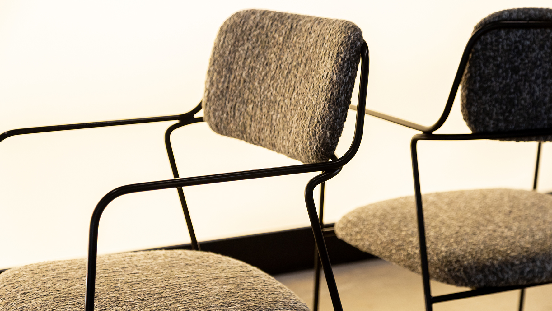 Cadeiras Noodle, um dos lançamentos do Mula Preta durante a DW!SP 2025 | Foto: Monique Araújo/ DW!