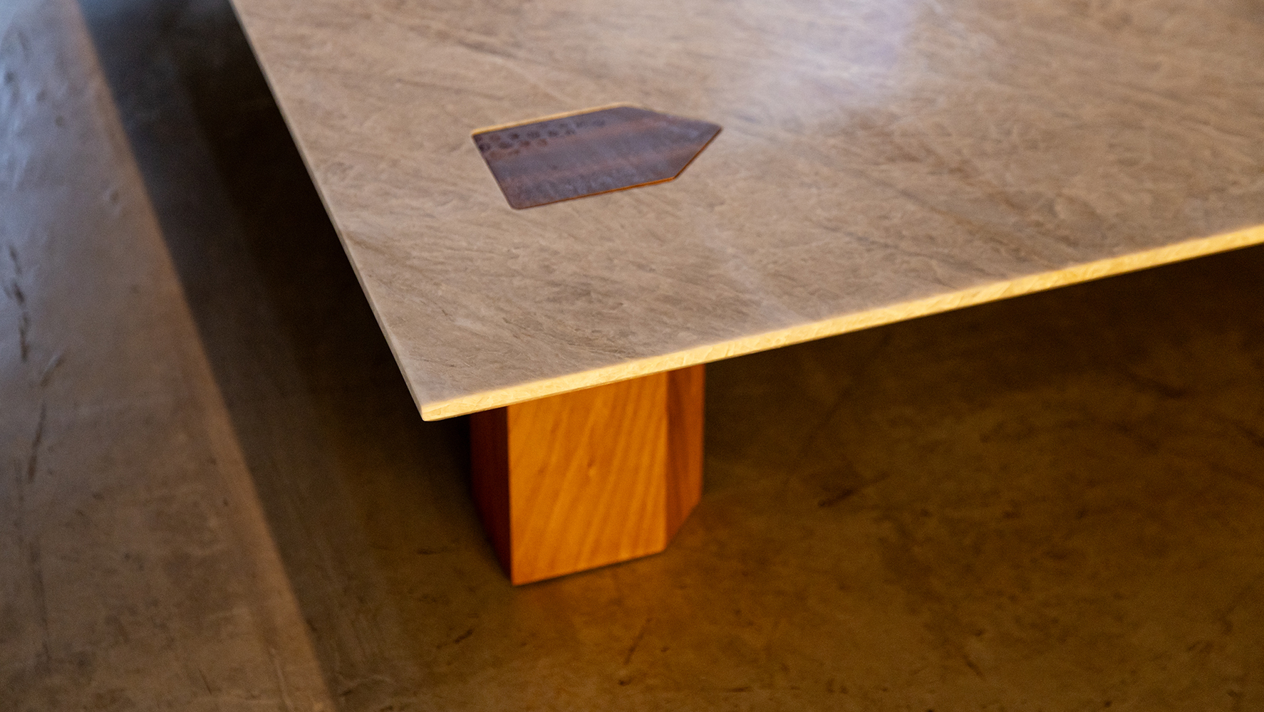 Detalhe da mesa de centro Celeiro, desenhada pelo Estúdio Mula Preta, com encaixe lúdico entre madeira e pedra | Foto: Monique Araújo/ DW!