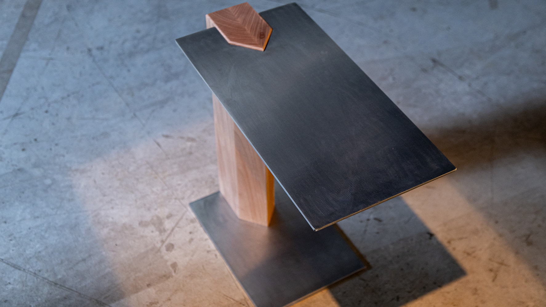 Mesa de apoio da coleção Celeiro, desenhada pelo Estúdio Mula Preta, em chapa metálica e madeira | Foto: Monique Araújo/ DW!