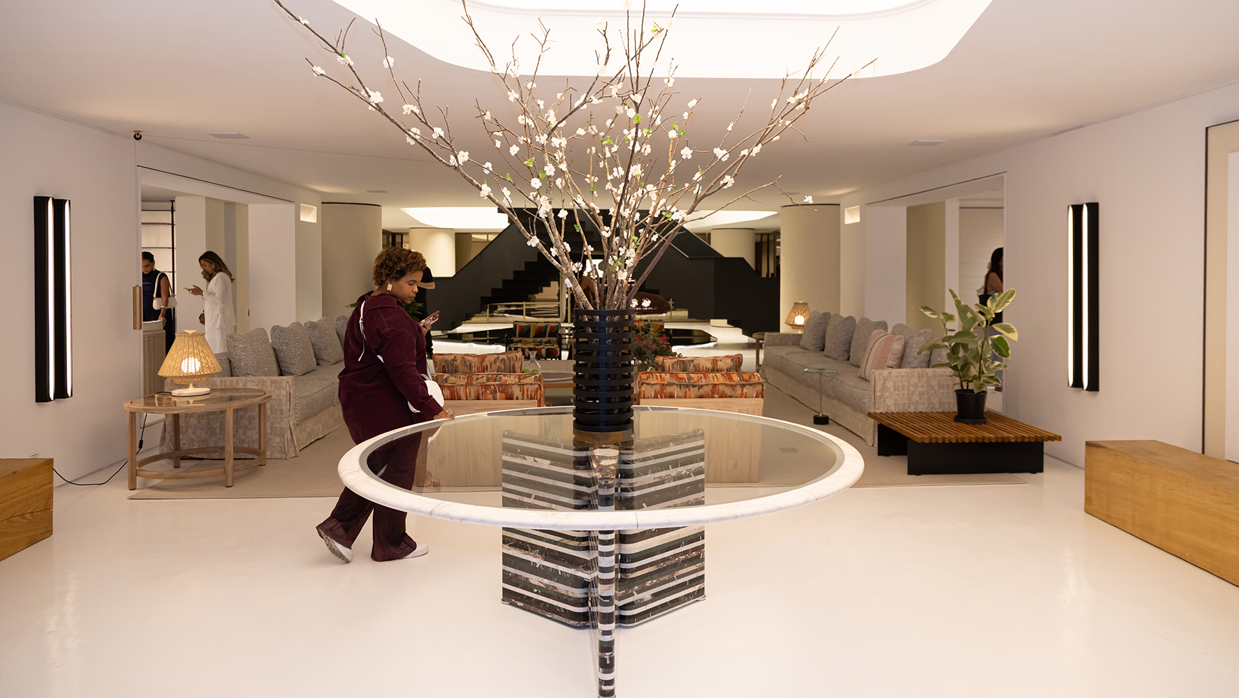 Showhouse jarderalmeida segue em cartaz até 03 de abril e contempla criações do designer em espaços ambientados | Foto: Monique Araújo/ DW!