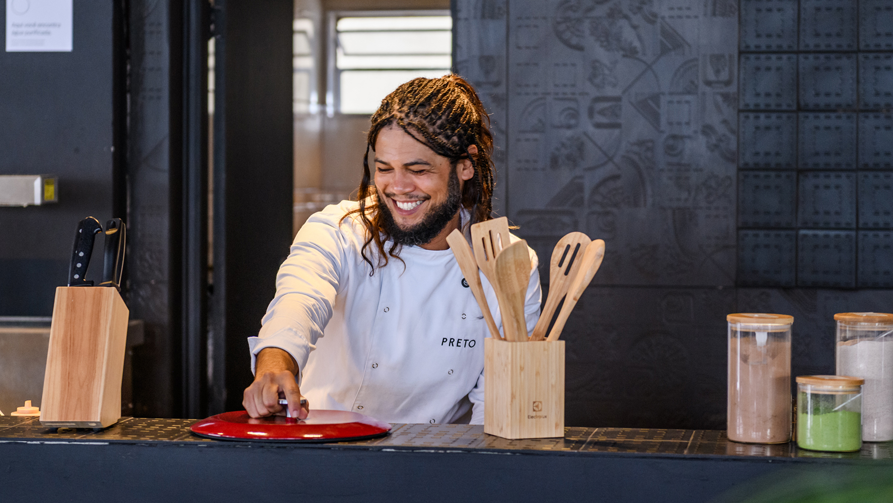 Chef Rodrigo Freire, do restaurante Preto Cozinha, faz aula-show e imersão nos produtos Electrolux, durante Brunch do Electrolux Projeta | Foto: Carol Sperandio/ Divulgação