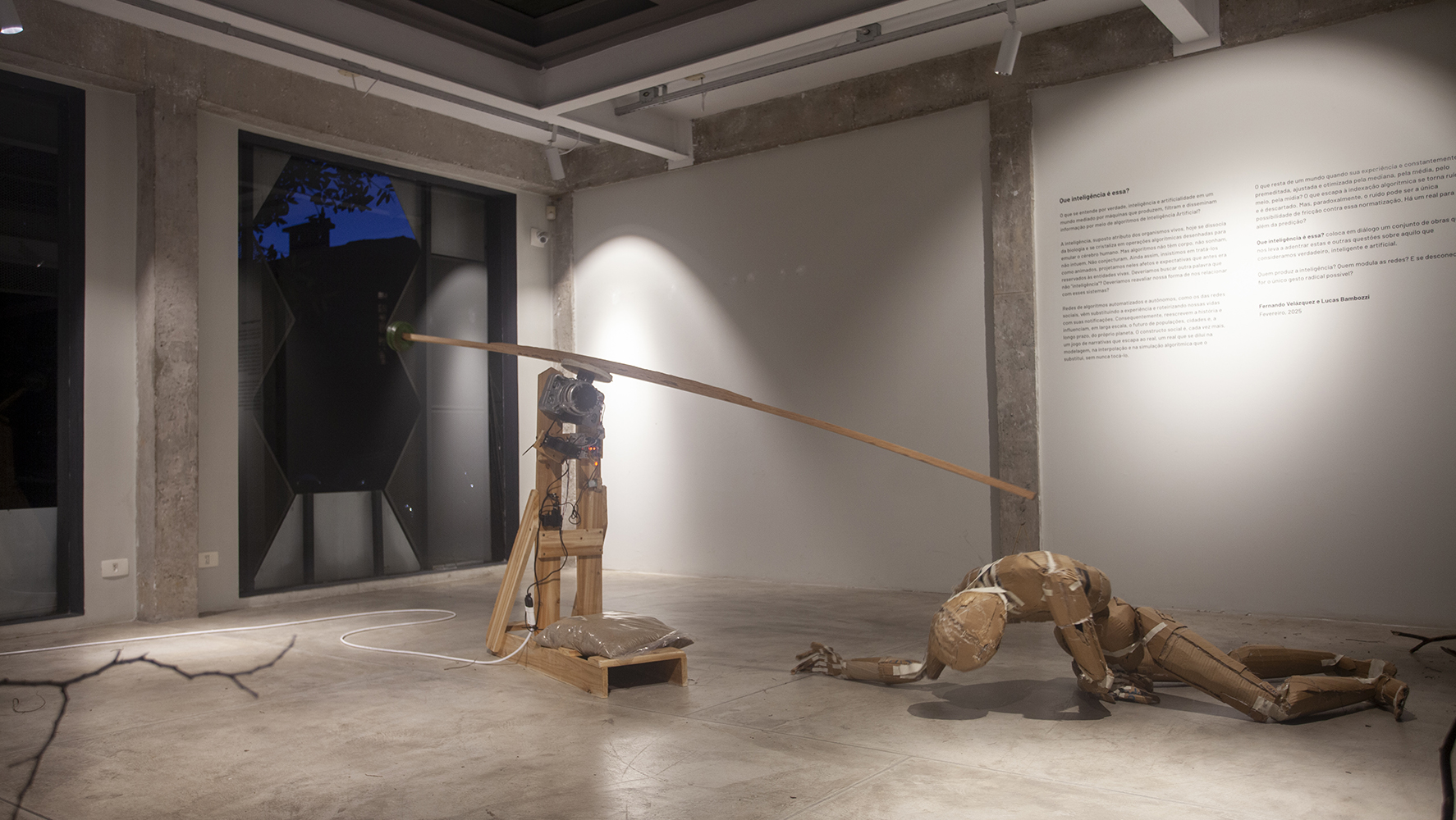 Fardo, instalação de Diego de los Campos, consiste em um manequim em escala humana, agitado ao 'perceber' a presença que ativa o mecanismo, desencadeando coreografias inesperadas reveladoras da impossibilidade de autonomia | Foto: Ary Diesendruck - @arydiesendruck