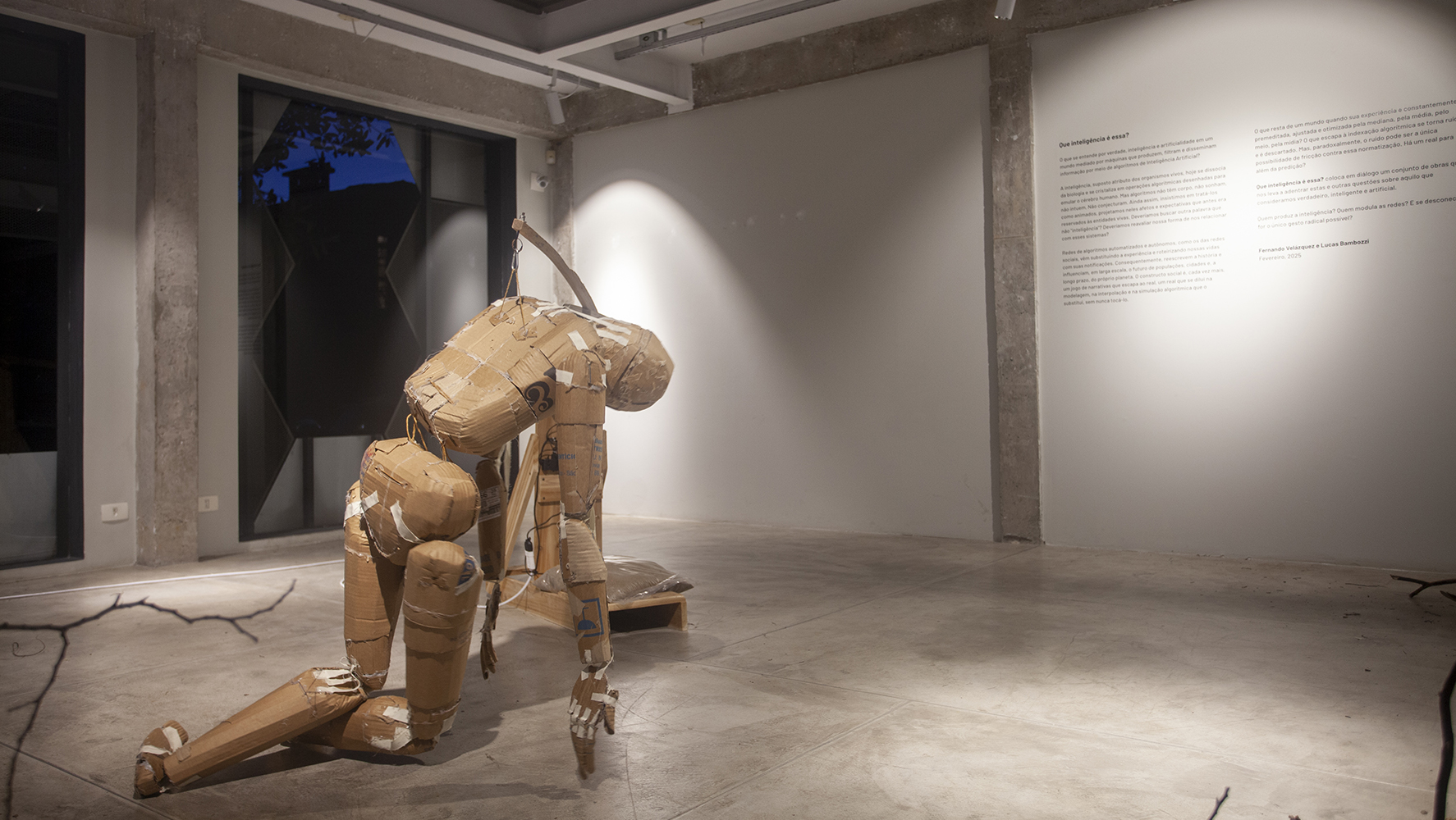 Fardo, instalação de Diego de los Campos, consiste em um manequim em escala humana, agitado ao 'perceber' a presença que ativa o mecanismo, desencadeando coreografias inesperadas reveladoras da impossibilidade de autonomia | Foto: Ary Diesendruck - @arydiesendruck