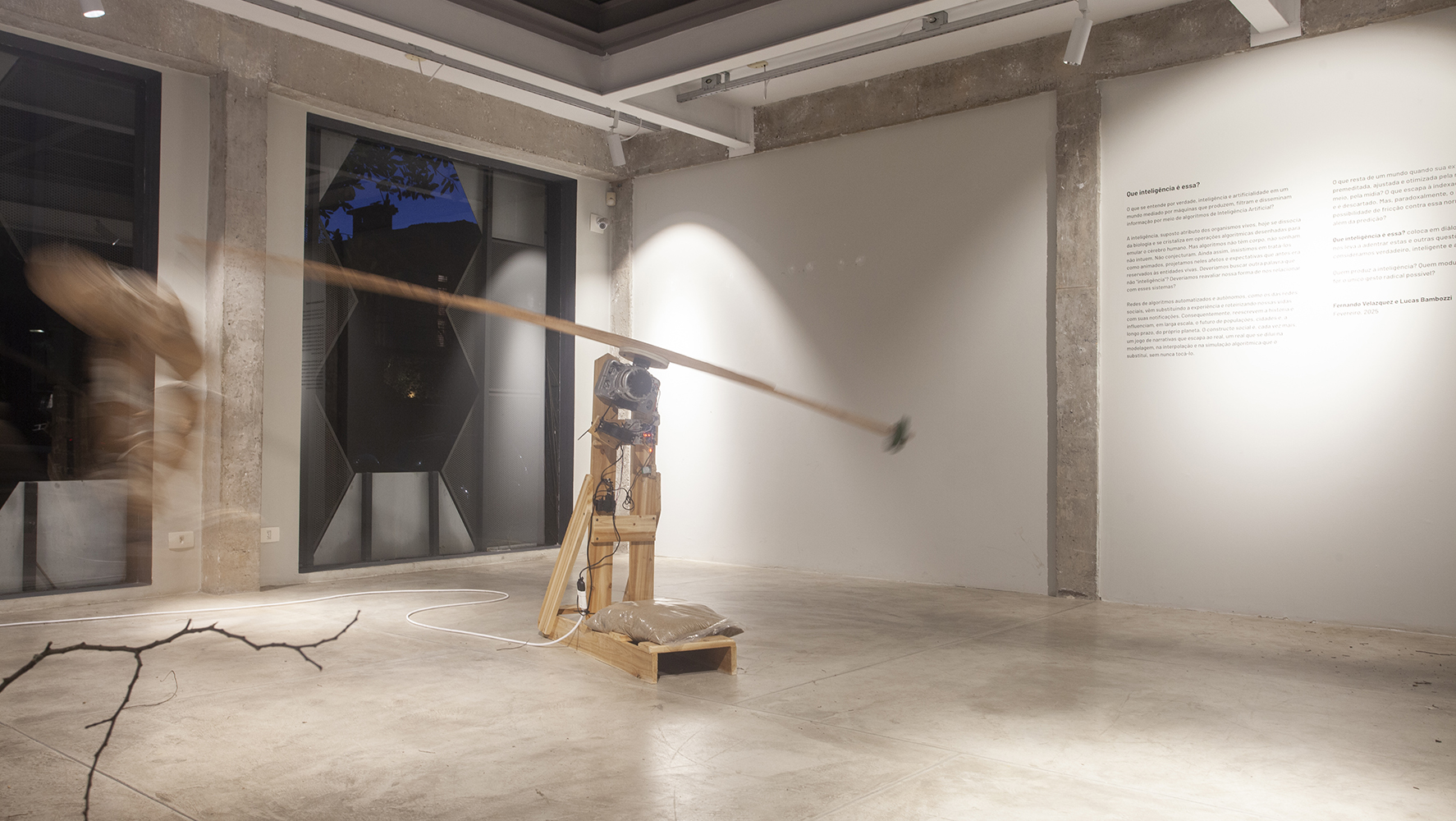 Fardo, instalação de Diego de los Campos, consiste em um manequim em escala humana, agitado ao 'perceber' a presença que ativa o mecanismo, desencadeando coreografias inesperadas reveladoras da impossibilidade de autonomia | Foto: Ary Diesendruck - @arydiesendruck