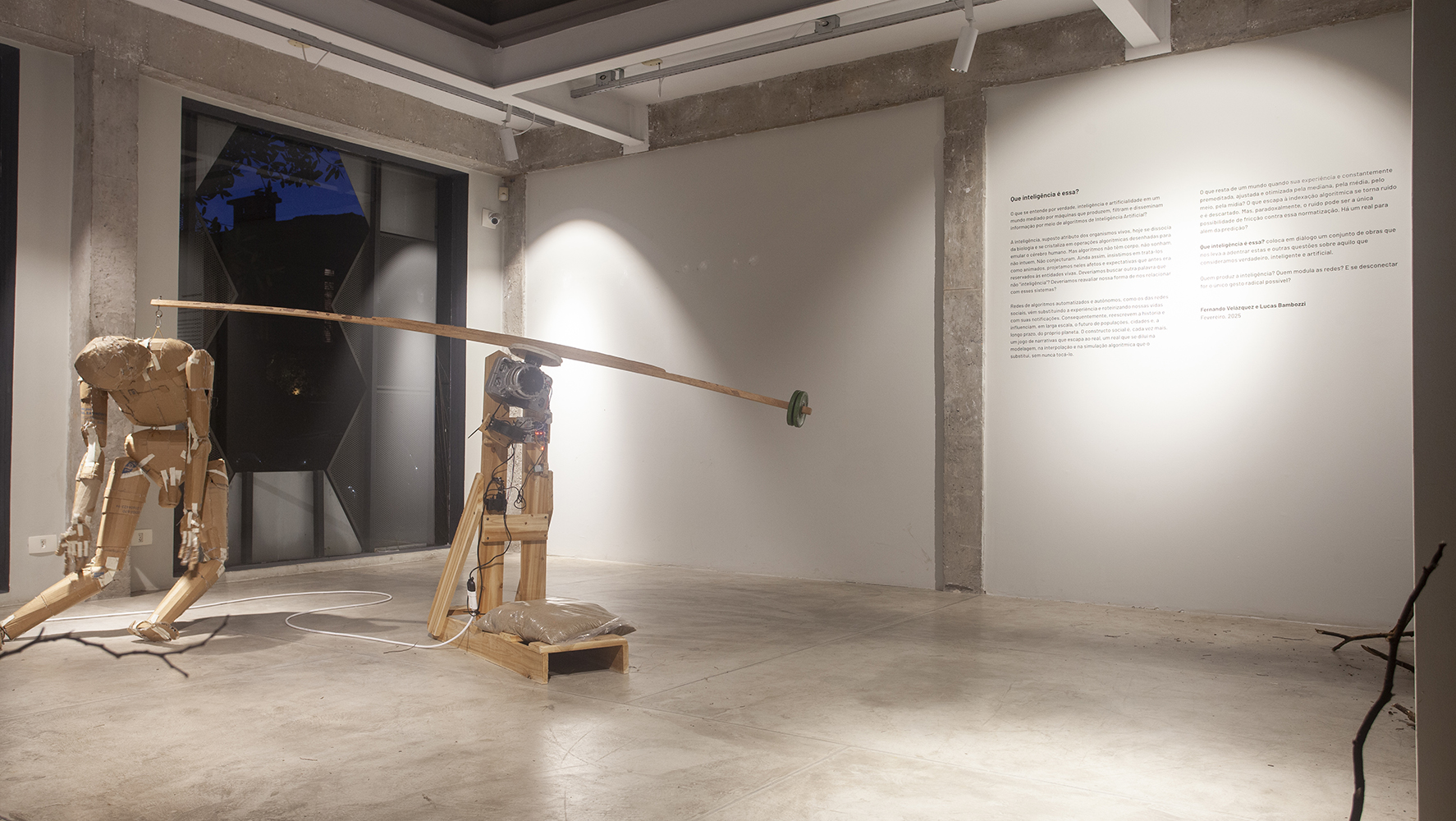 Fardo, instalação de Diego de los Campos, consiste em um manequim em escala humana, agitado ao 'perceber' a presença que ativa o mecanismo, desencadeando coreografias inesperadas reveladoras da impossibilidade de autonomia | Foto: Ary Diesendruck - @arydiesendruck