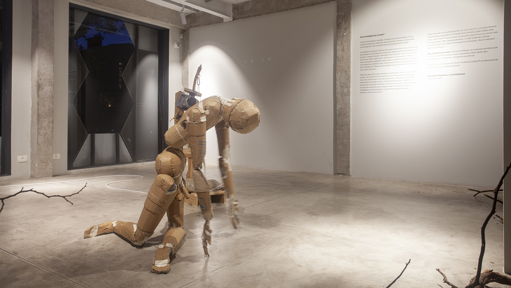 Fardo, instalação de Diego de los Campos, consiste em um manequim em escala humana, agitado ao 'perceber' a presença que ativa o mecanismo, desencadeando coreografias inesperadas reveladoras da impossibilidade de autonomia | Foto: Ary Diesendruck - @arydiesendruck