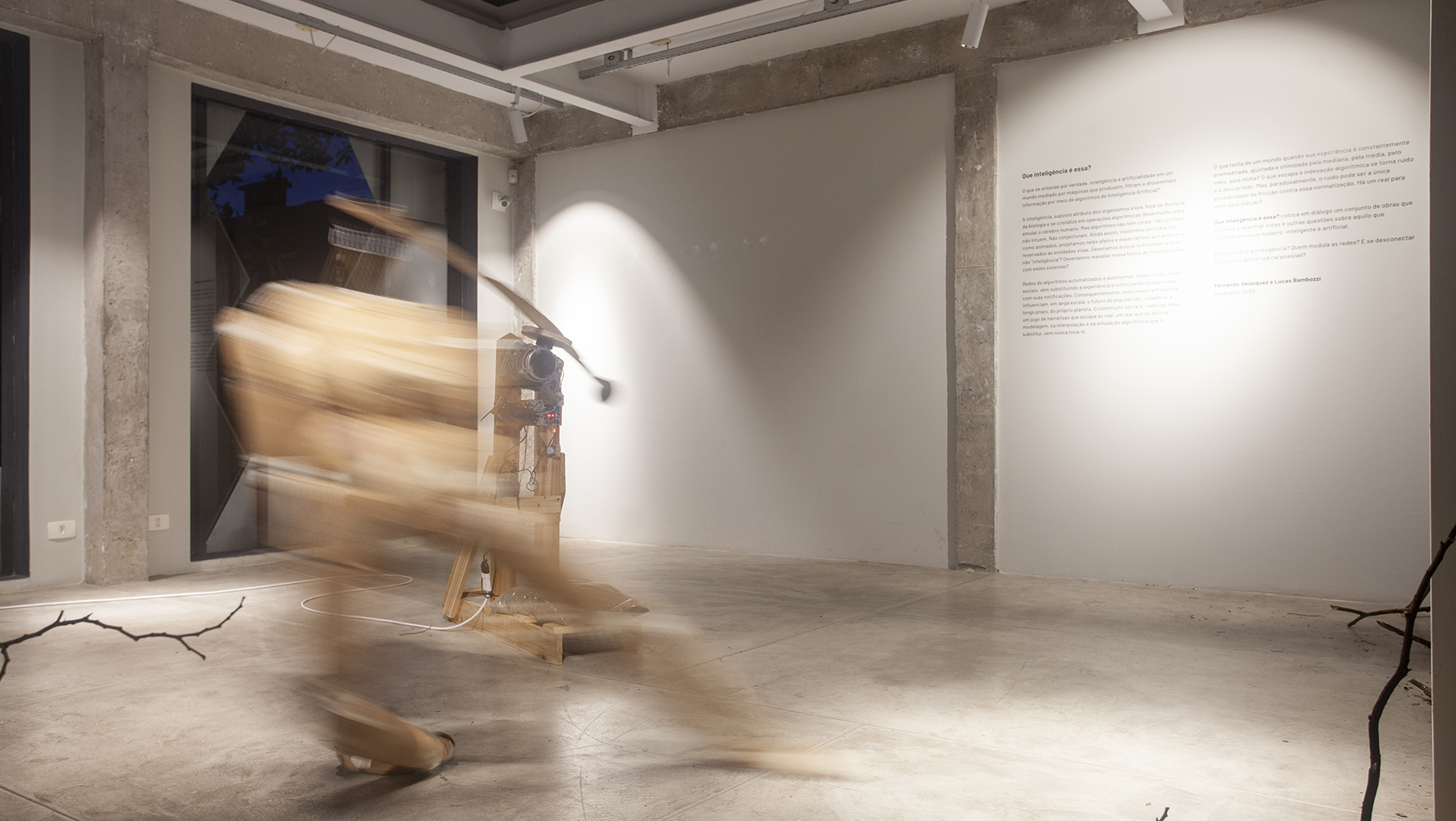 Fardo, instalação de Diego de los Campos, consiste em um manequim em escala humana, agitado ao 'perceber' a presença que ativa o mecanismo, desencadeando coreografias inesperadas reveladoras da impossibilidade de autonomia | Foto: Ary Diesendruck - @arydiesendruck