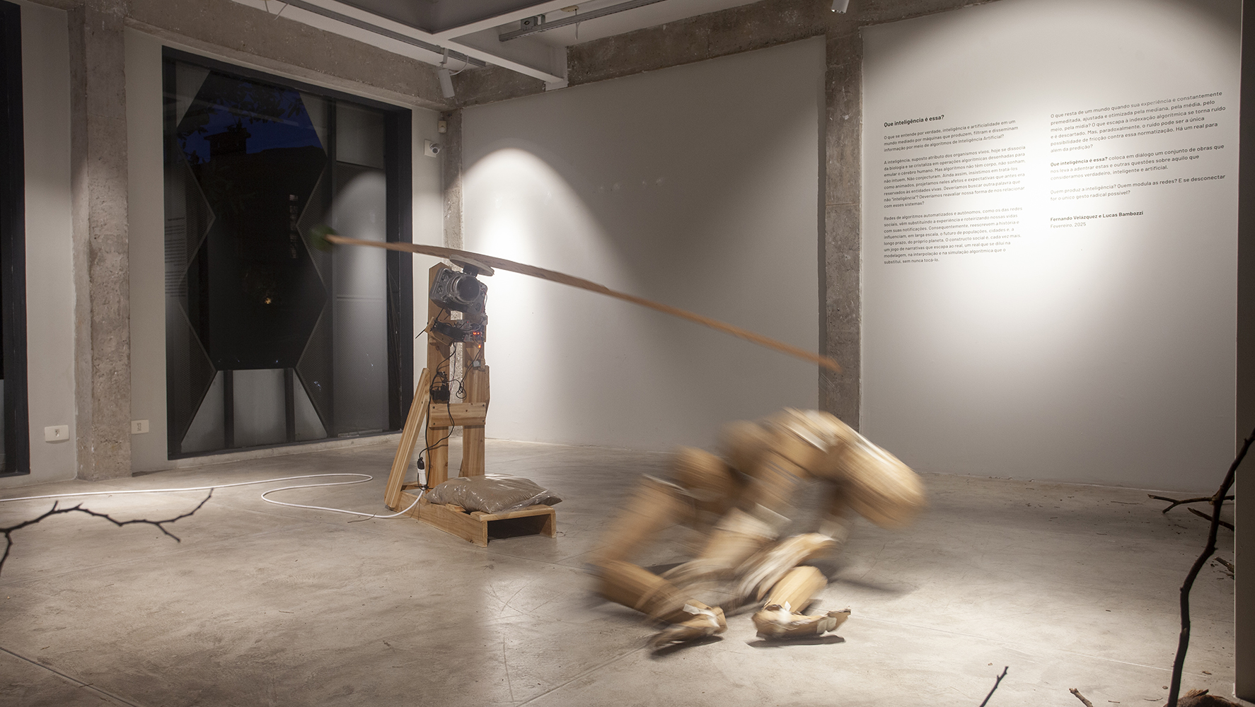 Fardo, instalação de Diego de los Campos, consiste em um manequim em escala humana, agitado ao 'perceber' a presença que ativa o mecanismo, desencadeando coreografias inesperadas reveladoras da impossibilidade de autonomia | Foto: Ary Diesendruck - @arydiesendruck