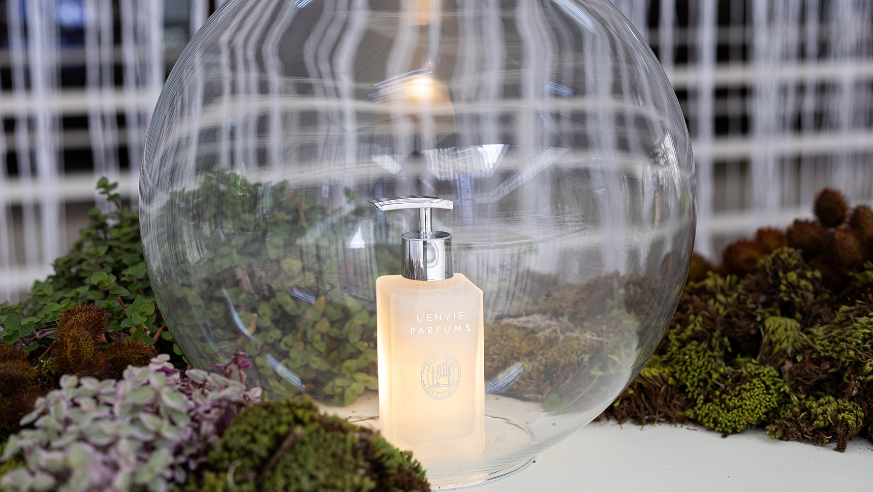 Lumière, da LENVIE, tem perfil floral, cítrico e amadeirado e faz parte da coleção Classic | Foto: Monique Araújo/ DW!
