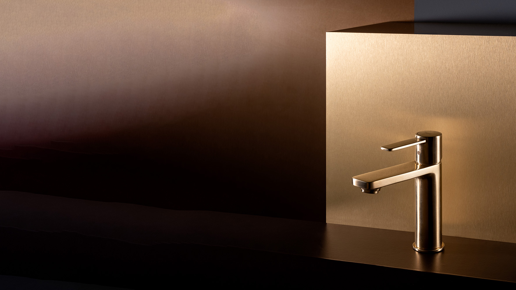 Monocomando para lavatório da coleção Targa, assinado pelo Benedito Design Studio, na cor Brushed Gold l Foto Eugeni Aguilò/ Divulgação