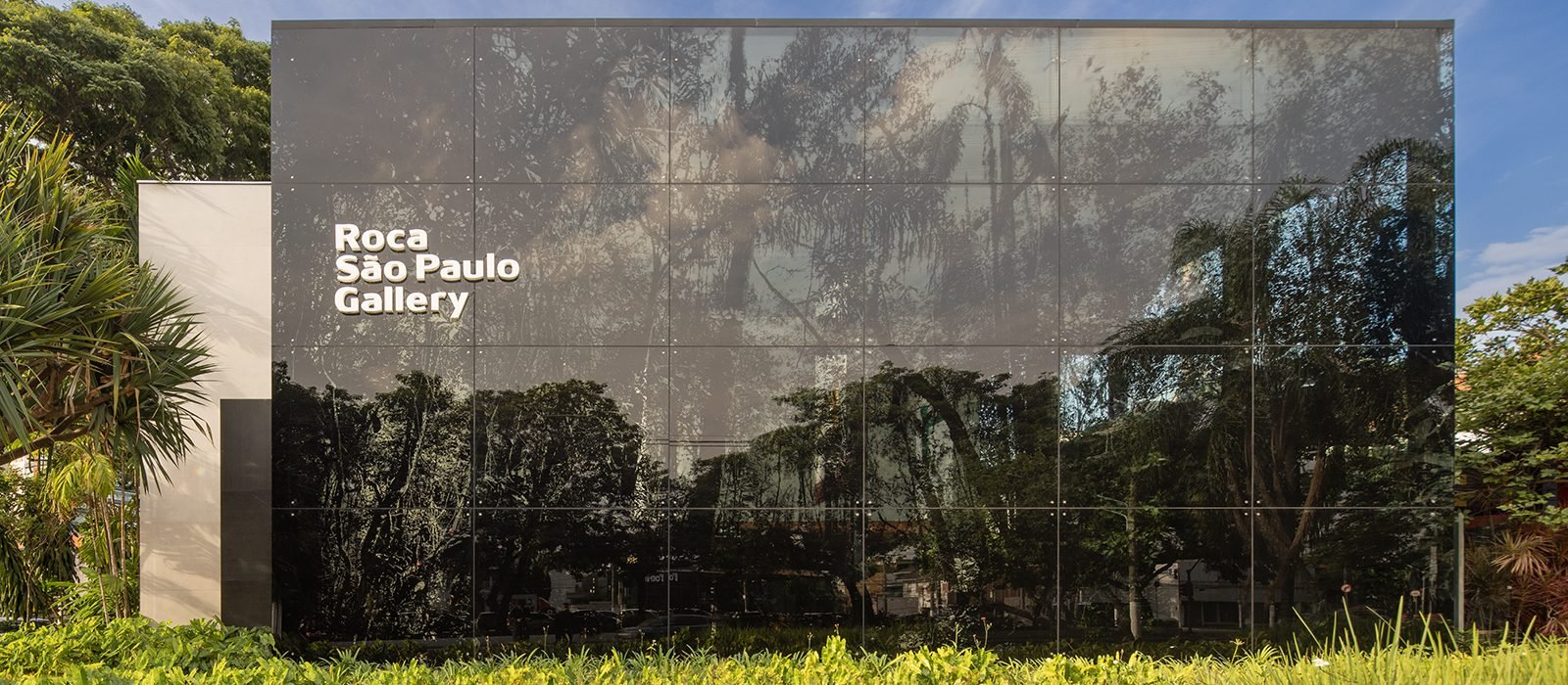 Fachada do Roca São Paulo Gallery fotografada por Fernando Guerra