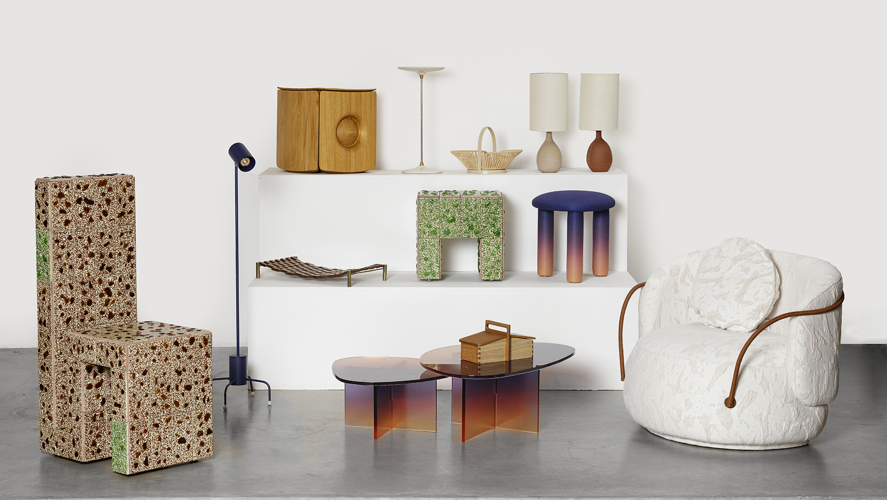 Trabalhos de designers experientes e em ascensão compõem a mostra ‘Da Cabeça às Mãos’, que a Boobam preparou para a DW! SP 2025 | Foto: Nino Andres Biasizzo/ Divulgação