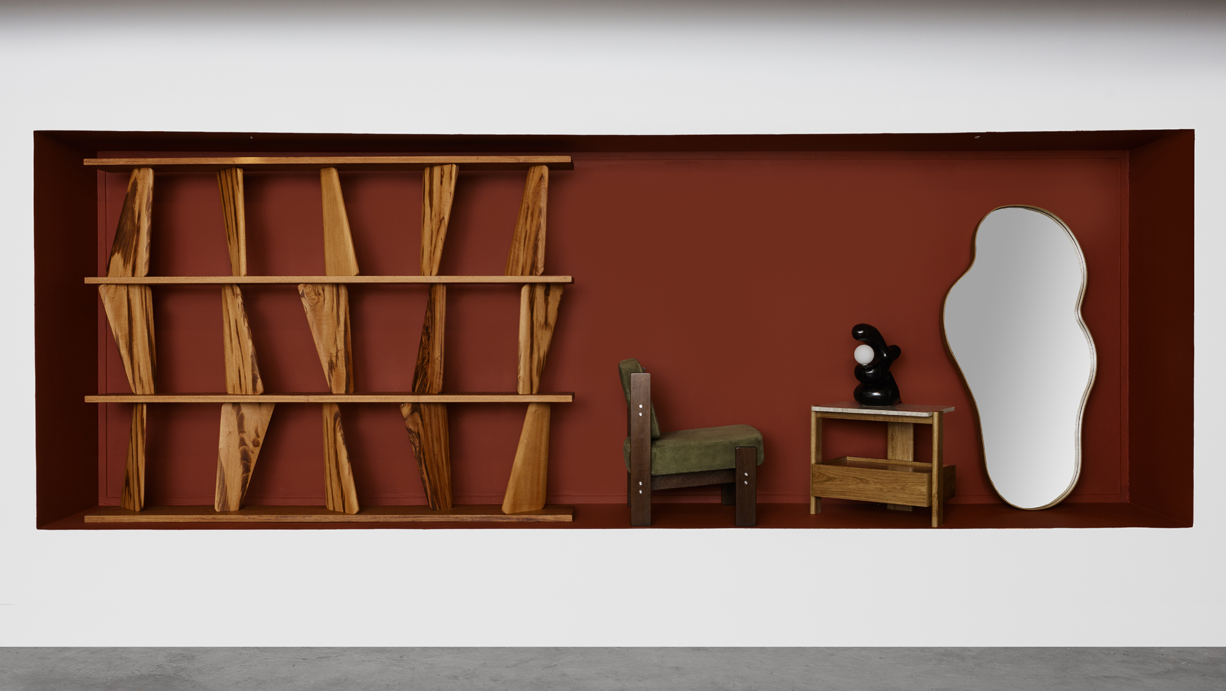 Trabalhos de designers experientes e em ascensão compõem a mostra ‘Da Cabeça às Mãos’, que a Boobam preparou para a DW! SP 2025 | Foto: Nino Andres Biasizzo/ Divulgação