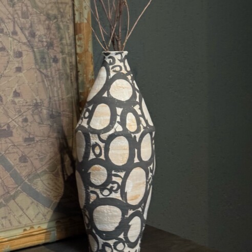 Vasos artesanais da coleção Serengeti compõem mostra da 6F Decorações na ProArte | Foto: Divulgação