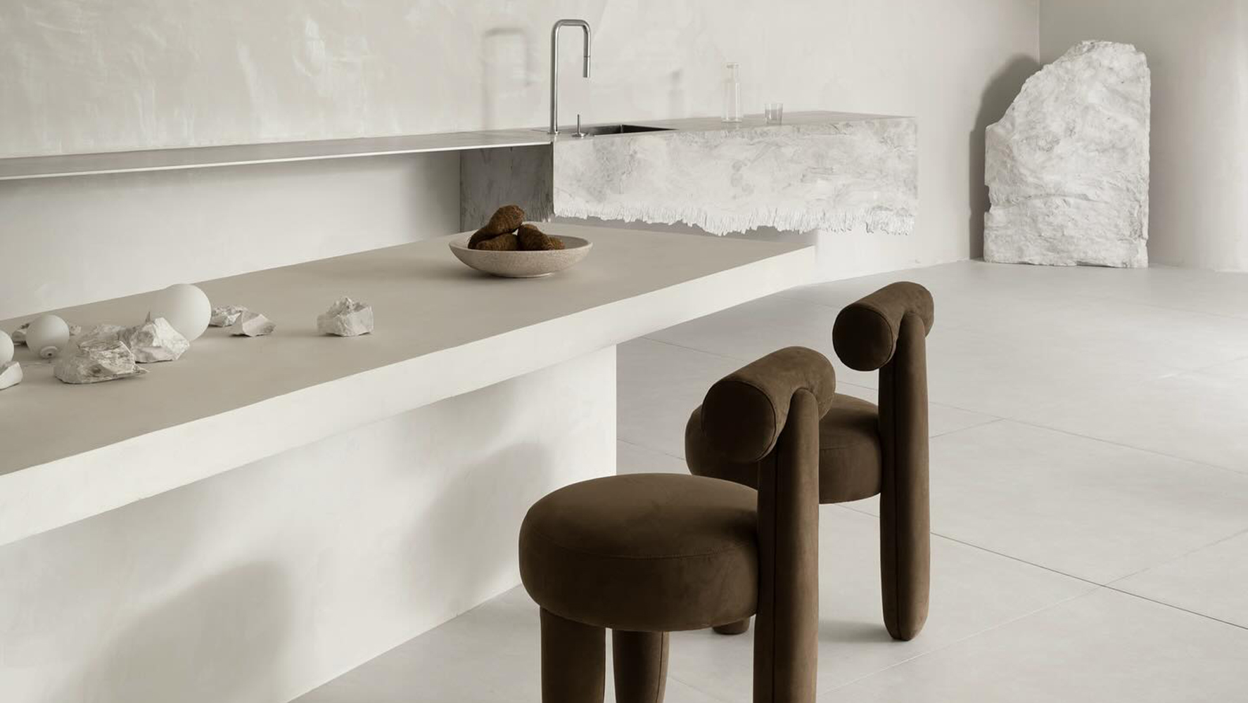 Cadeiras Val desenhadas por Natan Gil para a Zeea Mobiliário | Foto: Reprodução @zeea.mobiliario