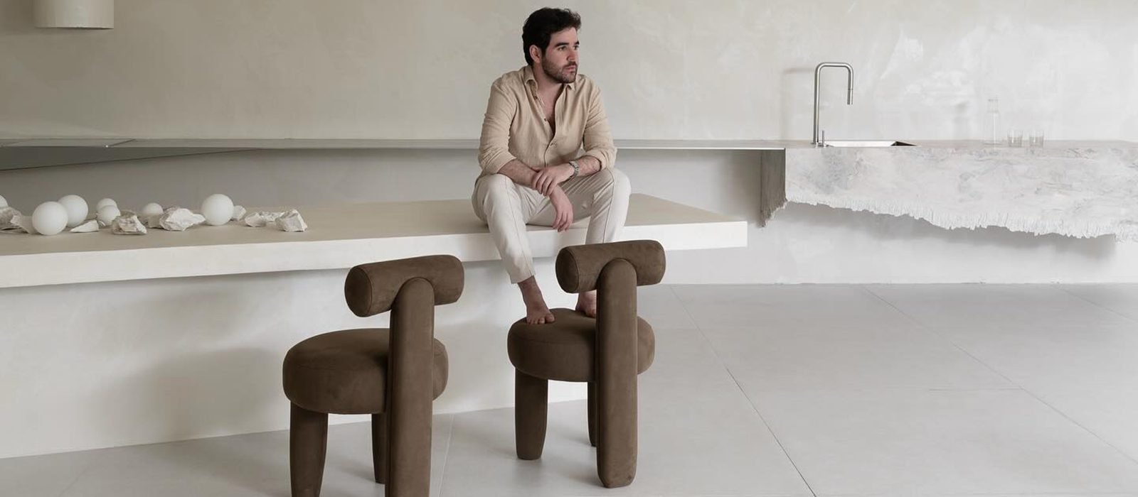 O designer Natan Gil que assina collab com a Zeea | Foto: Reprodução @zeea.mobiliario