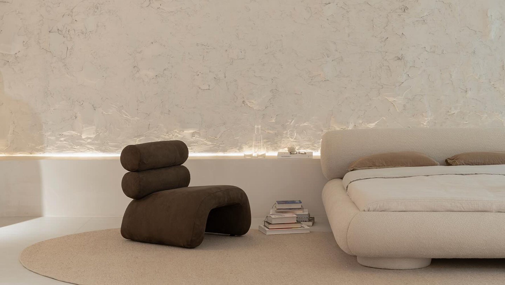 Poltronaa CIA e cama Riva desenhadas por Natan Gil para a Zeea Mobiliário | Foto: Reprodução @zeea.mobiliario