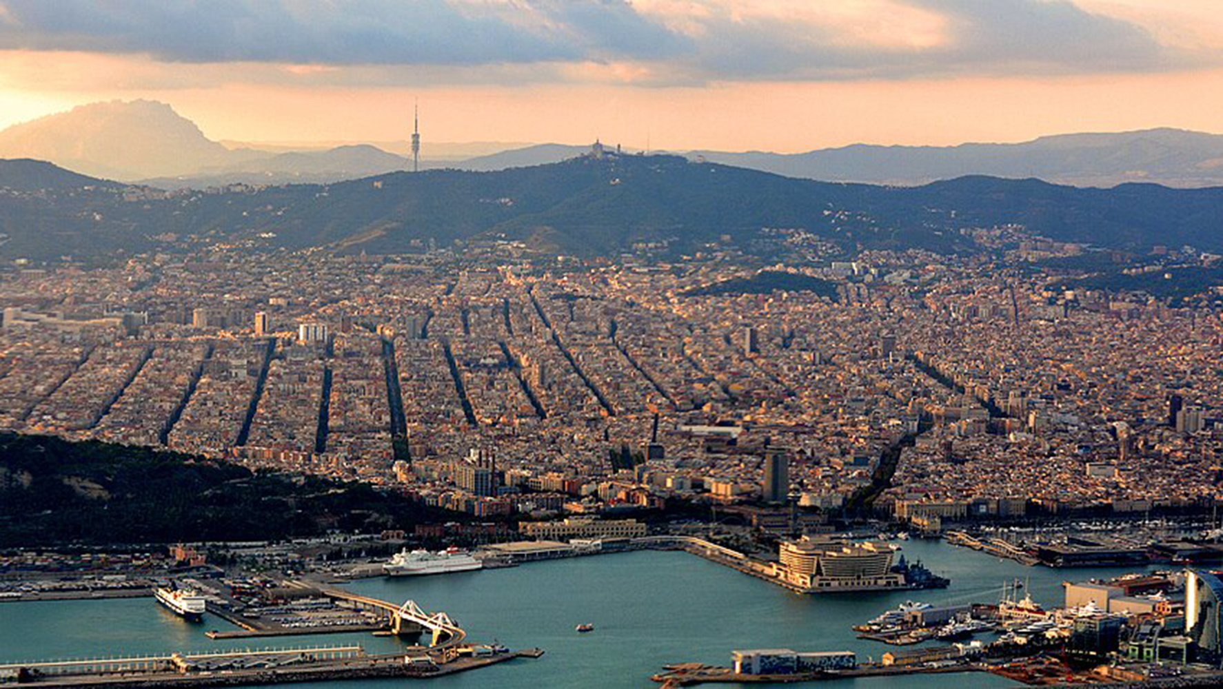 Vista aérea de Barcelona ao entardecer | Foto: Wikimedia Commons - M McBey, CC BY 2.0