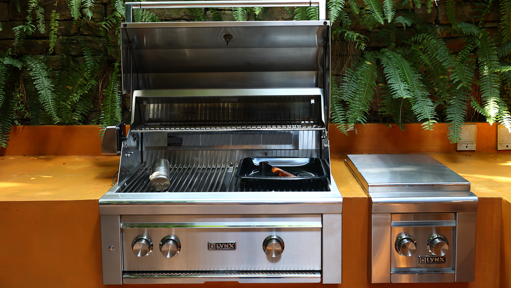 Detalhes de equipamentos instalados no ambiente externo do showroom Celdom, na Alameda Gabriel | Foto: Fabiano Sanches/ DW!