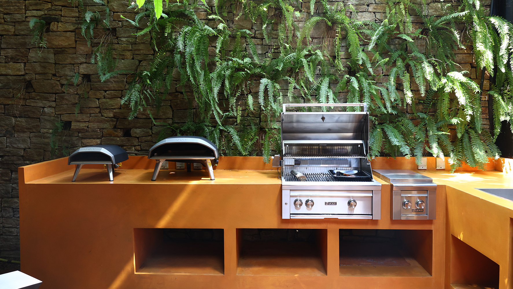 Detalhes de equipamentos instalados no ambiente externo do showroom Celdom, na Alameda Gabriel | Foto: Fabiano Sanches/ DW!