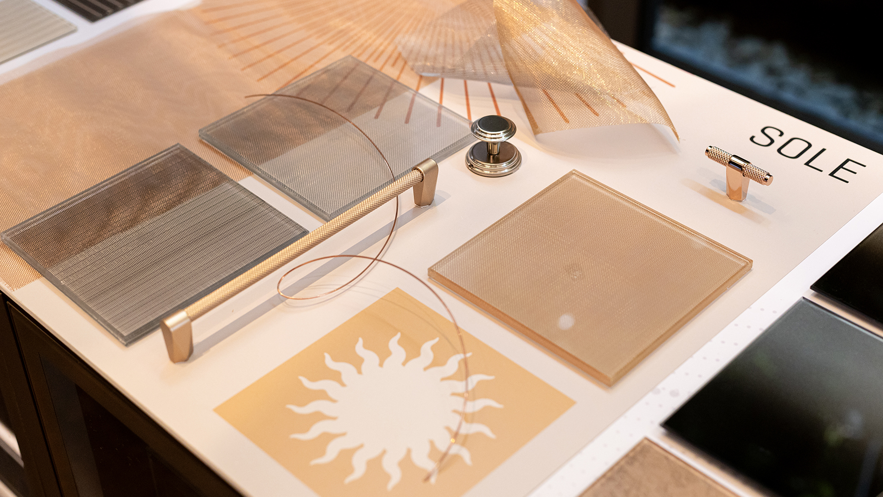 Mood board da coleção Sole, que combina vidro e trama metálica | Foto: Monique Araújo/ DW!