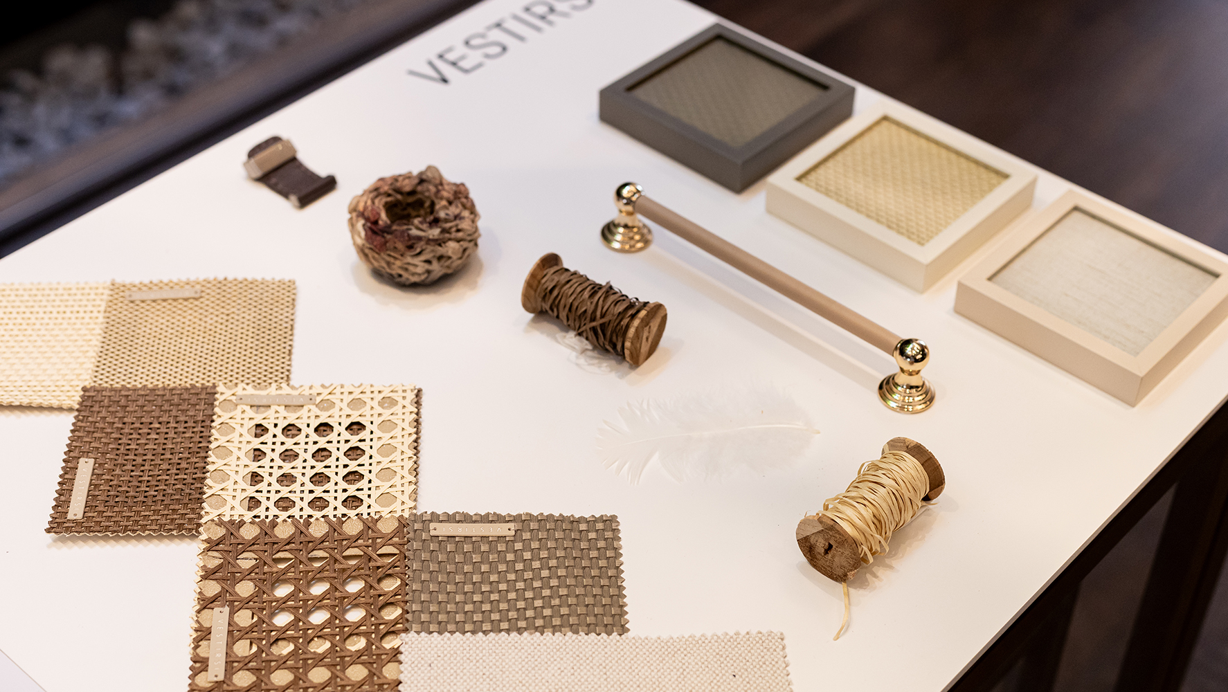 Mood board da coleção Vestirsi, que tem como destaque o tecido e as tramas combinados ao vidro | Foto: Monique Araújo/ DW!