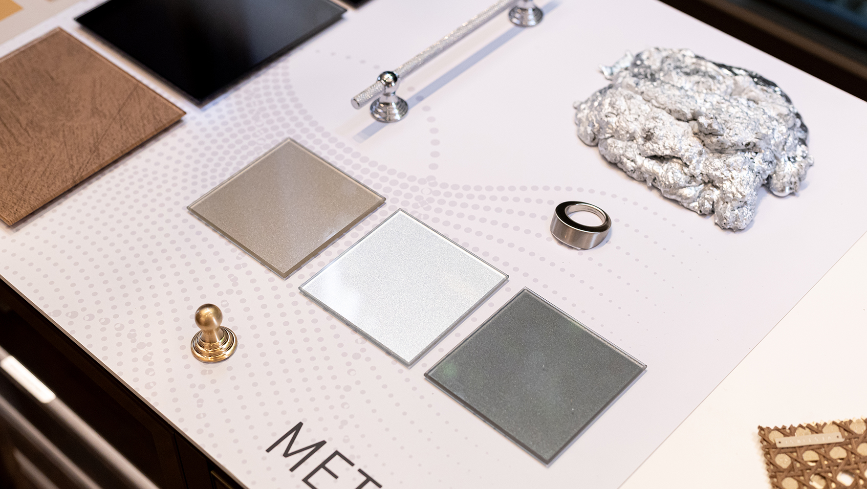 Mood board da coleção Metali, que traz estampas inspiradas na ação do tempo sobre os metais | Foto: Monique Araújo/ DW!