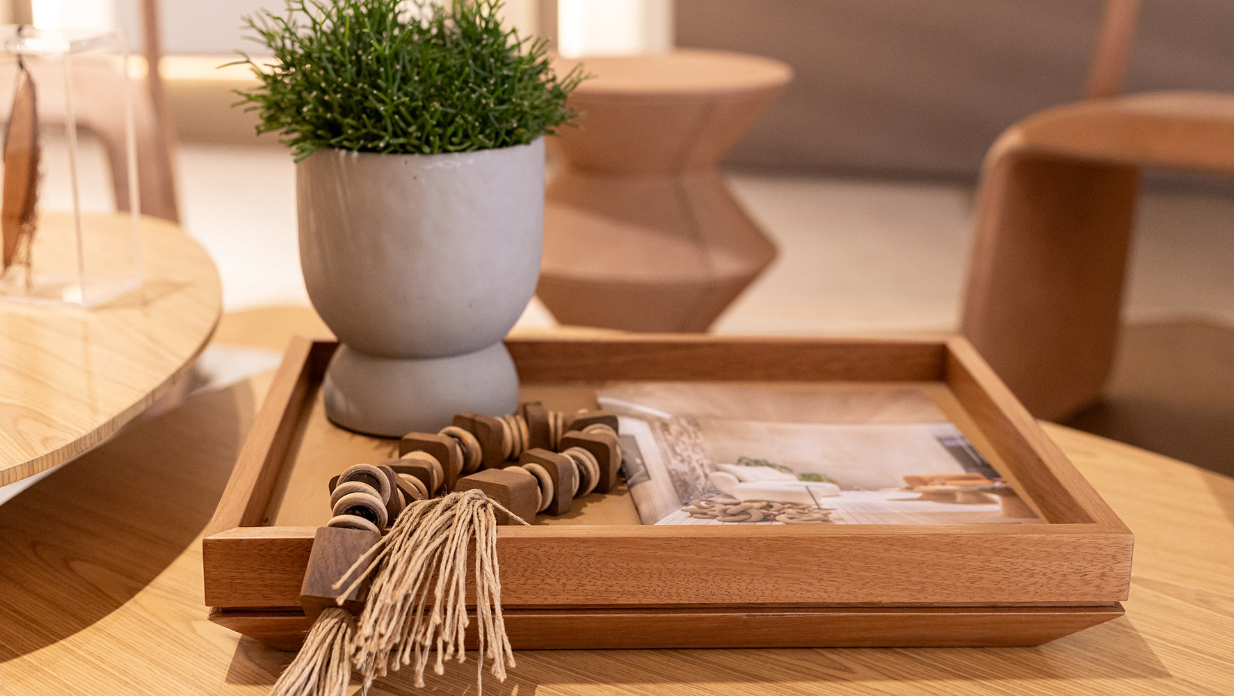 Bandeja com acabamento refinado é um dos acessórios da Grecco | Foto: Monique Araújo/ DW!