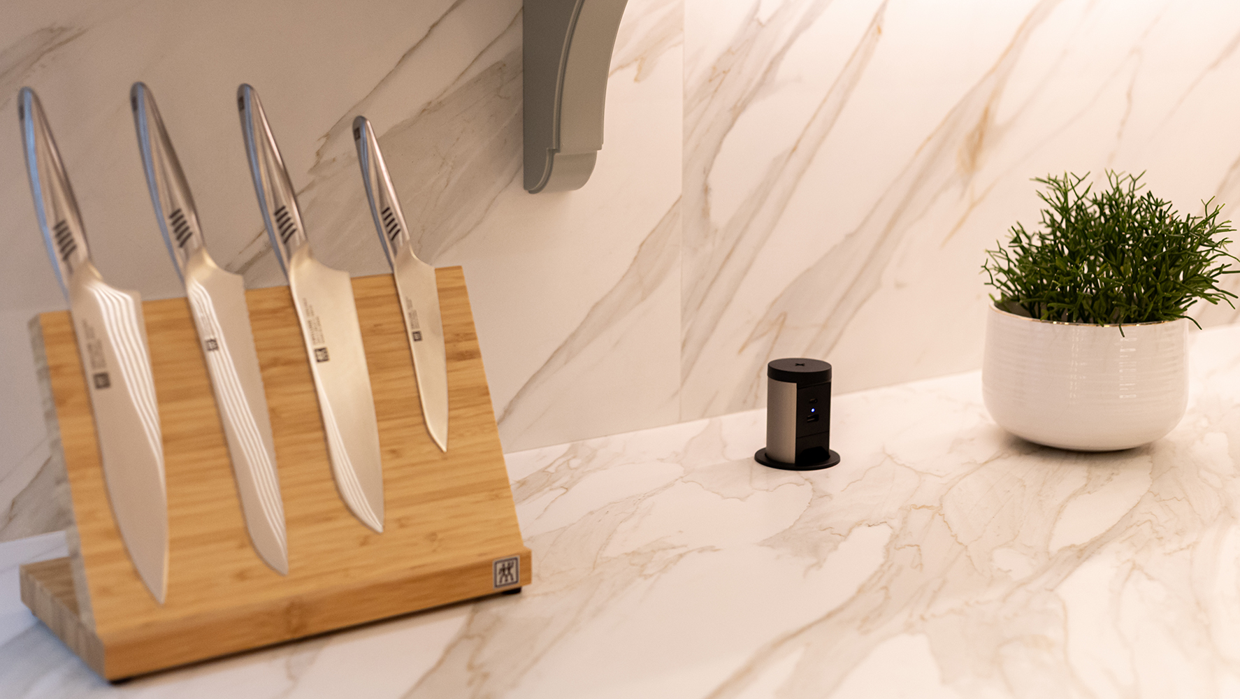 Torre de tomadas para conexão de diferentes tipos de gadgets é um dos acessórios lançados pela Grecco | Foto: Monique Araújo/ DW!