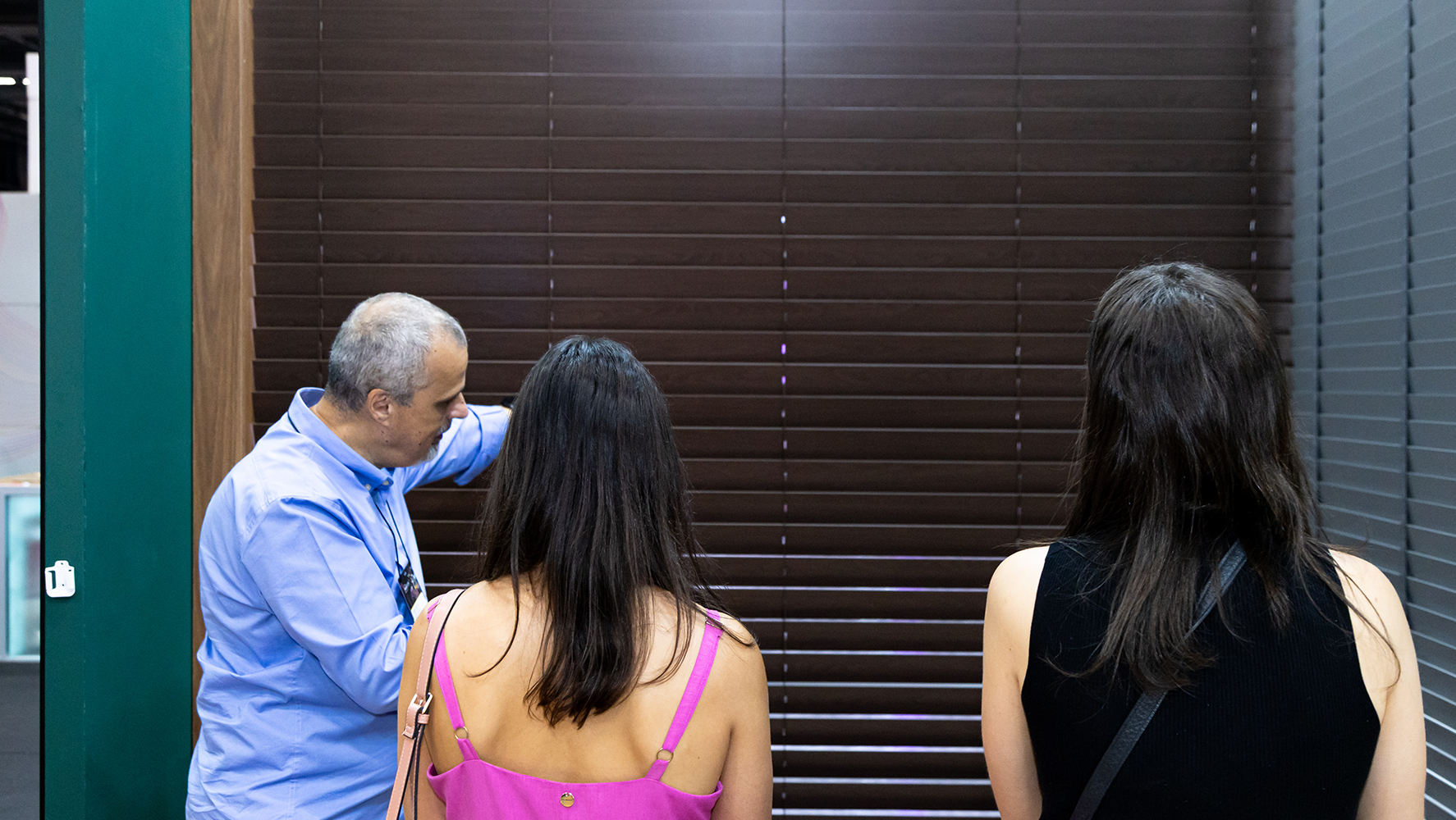 Público confere as novidades no estande da Amorim Cortinas, na Haus Decor Show, durante a DW!SP 2025 | Foto: Monique Araújo/ DW!