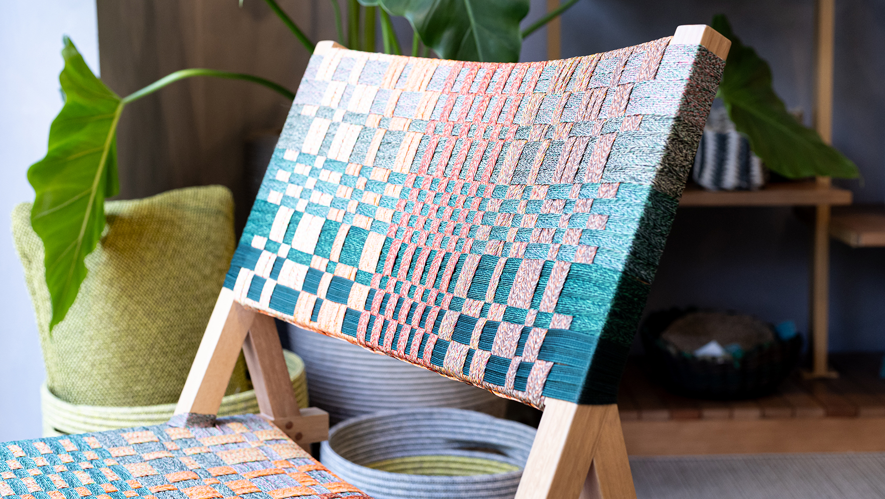 Cadeira Quechua com um dos padrões da coleção Pentagramma aplicados. As padronagens foram criadas pelo italiano Francesco Maccapani Missoni para a Tidelli | Foto: Fabiano Sanches/ DW!