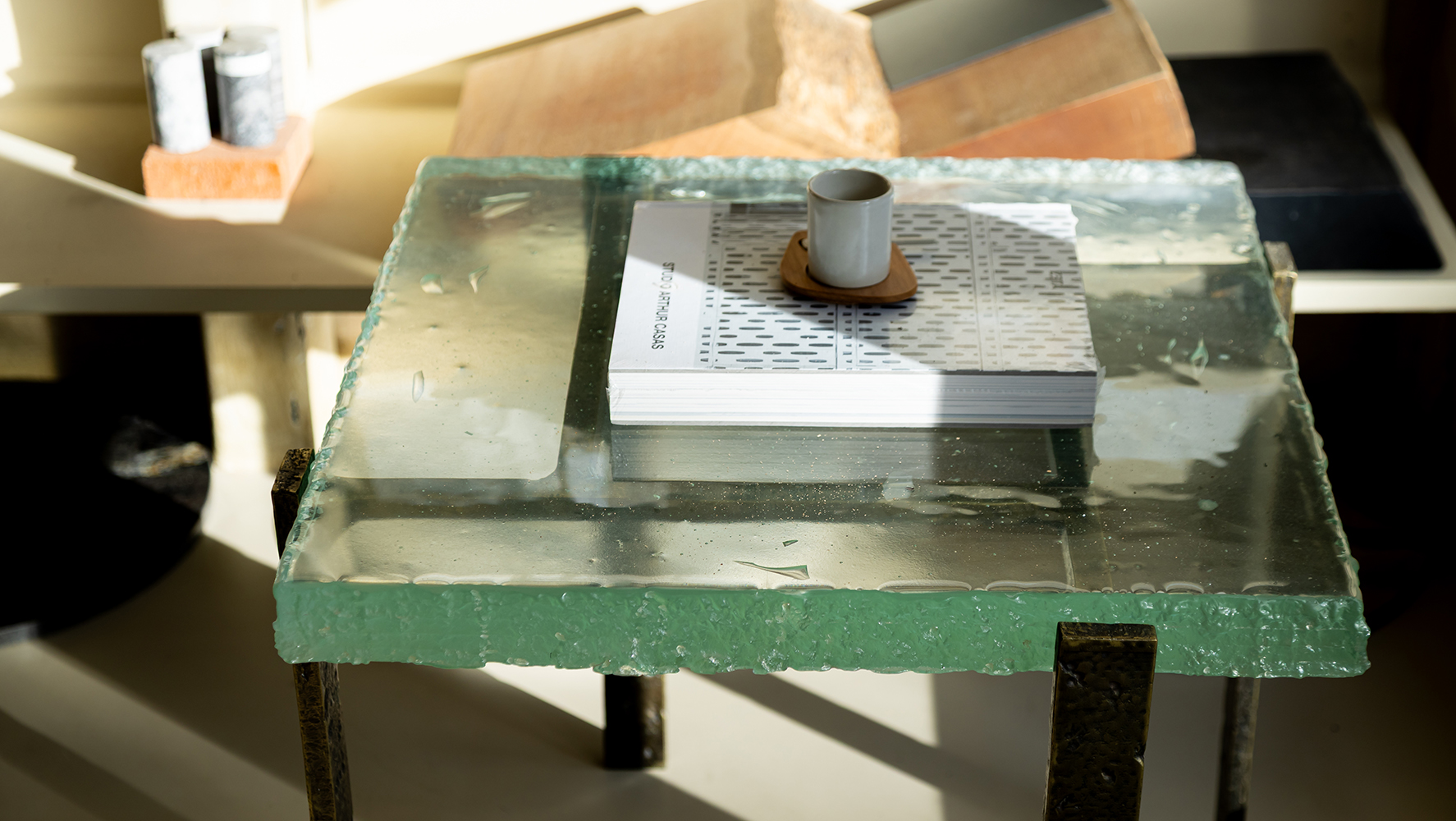 Loja-estúdio do Studio Objeto, na Vila Madalena, reúne objetos e móveis criados com precisão basilar | Foto: Monique Araújo/ DW!