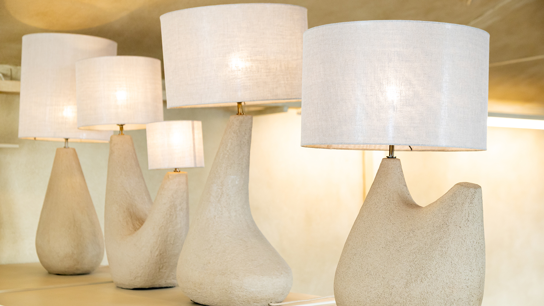 Loja-estúdio do Studio Objeto, na Vila Madalena, reúne objetos e móveis criados com precisão basilar | Foto: Monique Araújo/ DW!