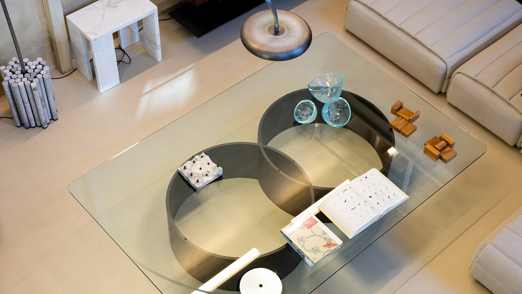 Loja-estúdio do Studio Objeto, na Vila Madalena, reúne objetos e móveis criados com precisão basilar | Foto: Monique Araújo/ DW!