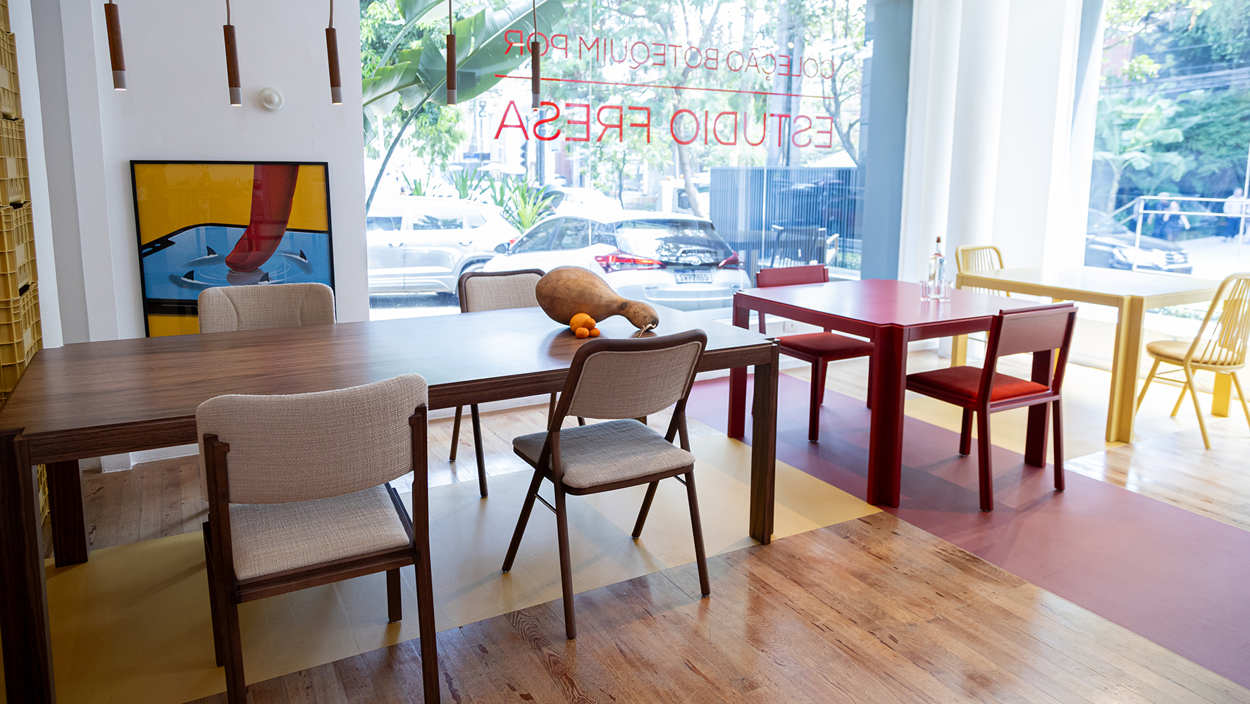 Mesas e cadeiras da coleção Botequim, criada pelo Estúdio Fresa para a Novo Ambiente | Foto: Monique Araújo/ DW!