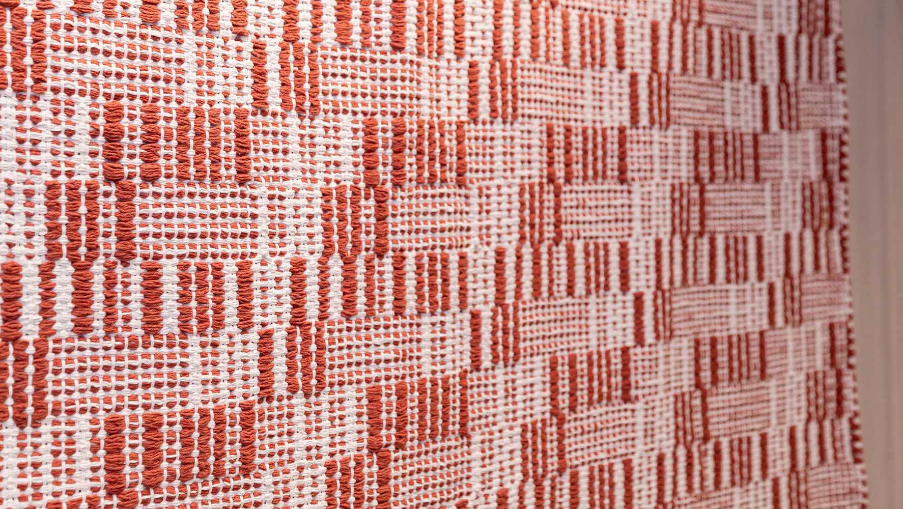 Tapete da Koord feito artesanalmente com algodão 100% reciclado | Foto: Monique Araújo/ DW!