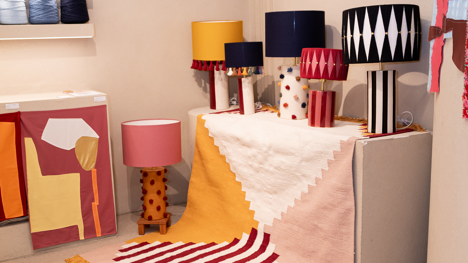 Tapetes da Koord e luminárias da collab Ornamenta, da marca com a Curiosa | Foto: Monique Araújo/ DW!