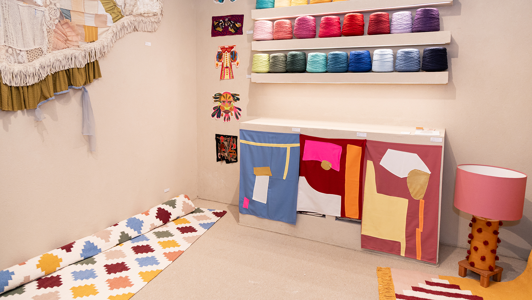 Ambiente da loja da Koord Tapetes, durante a DW!SP 2025 | Foto: Monique Araújo/ DW!