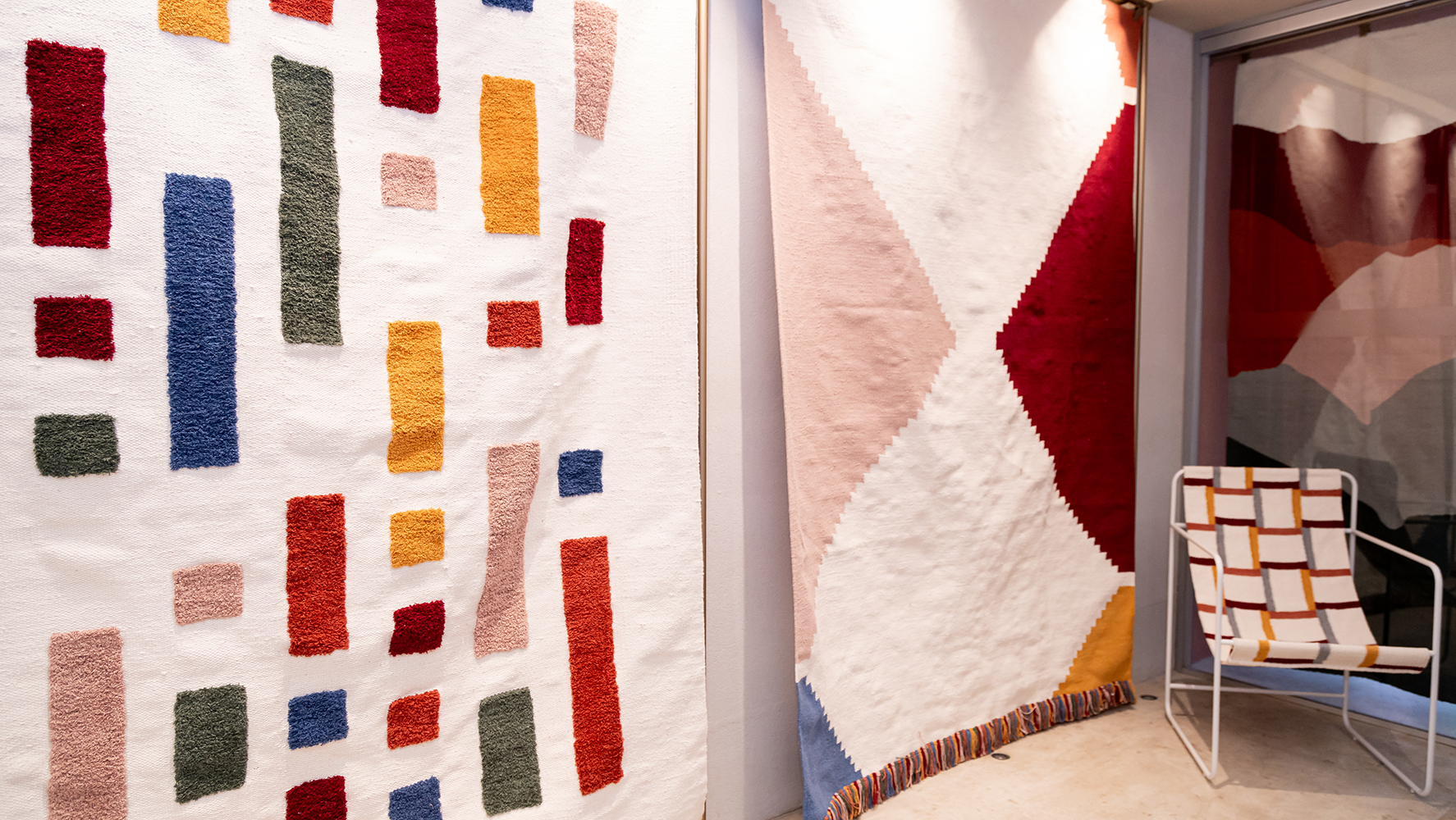 Tapetes e cadeira da Koord, feitos artesanalmente com algodão 100% reciclado | Foto: Monique Araújo/ DW!
