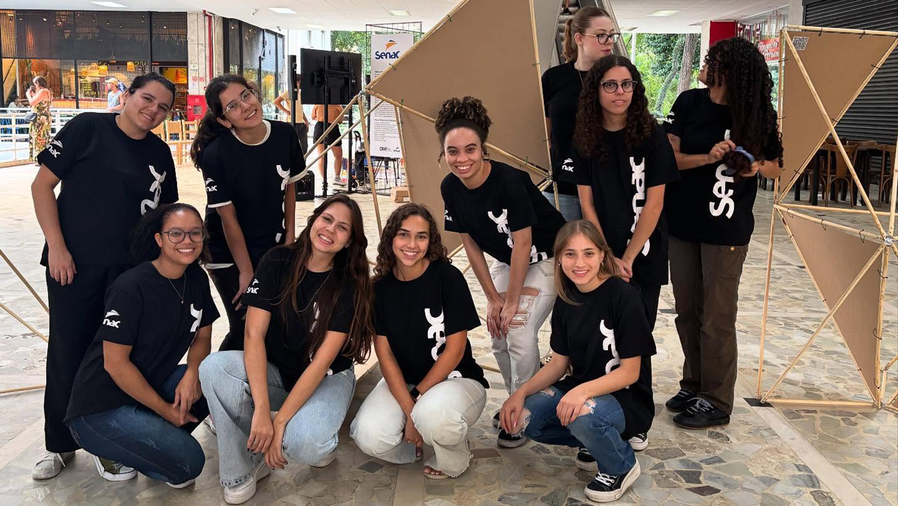 Alunos dos projetos de extensão Escritório Modelo de Arquitetura e Urbanismo e Laboratório de Arquitetura, do Senac, participam da ocupação artística ‘O Corpo Desenha o Espaço’, durante a DW!SP 2025 | Foto: Reprodução @arqlabsenac