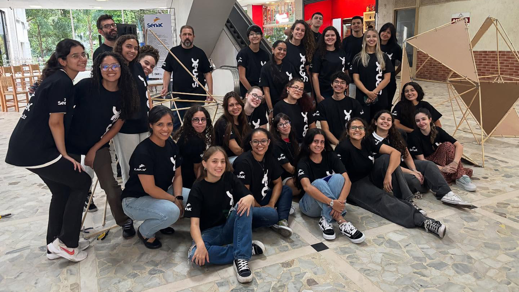 Alunos e professores dos projetos de extensão Escritório Modelo de Arquitetura e Urbanismo e Laboratório de Arquitetura, do Senac, participam da ocupação artística ‘O Corpo Desenha o Espaço’, durante a DW!SP 2025 | Foto: Reprodução @arqlabsenac