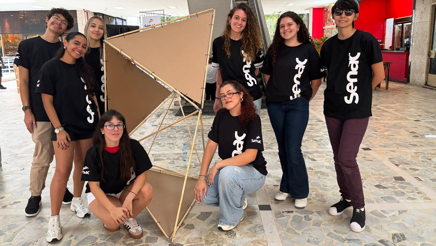 Alunos dos projetos de extensão Escritório Modelo de Arquitetura e Urbanismo e Laboratório de Arquitetura, do Senac, participam da ocupação artística ‘O Corpo Desenha o Espaço’, durante a DW!SP 2025 | Foto: Reprodução @arqlabsenac