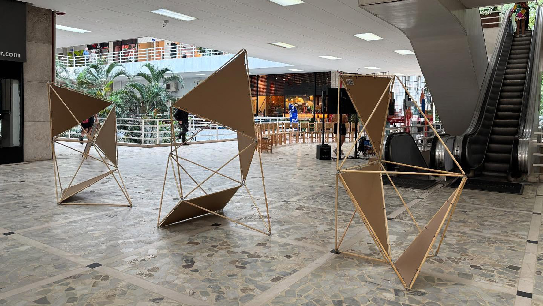 Habitáculos desenvolvidos pelos alunos de Arquitetura e Urbanismo do Senac para a ocupação artística ‘O Corpo Desenha o Espaço’, durante a DW!SP 2025 | Foto: Reprodução @ arqlabsenac