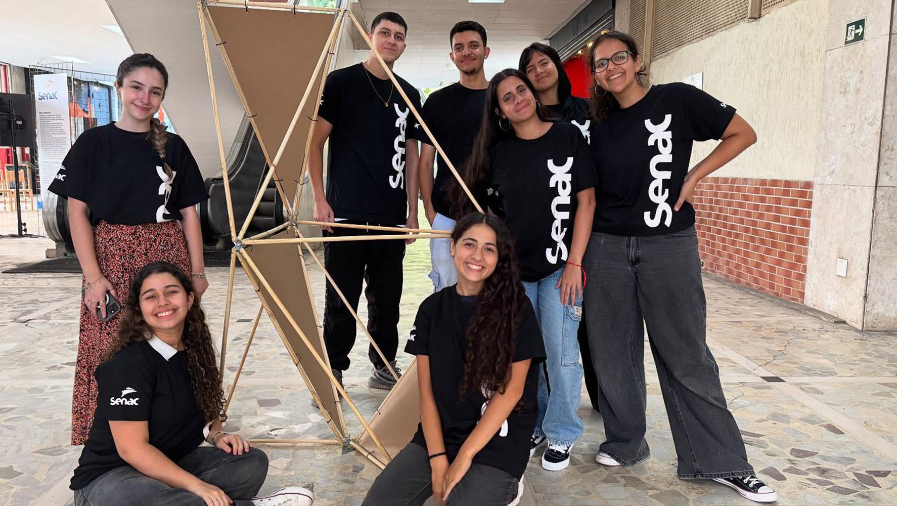 Alunos dos projetos de extensão Escritório Modelo de Arquitetura e Urbanismo e Laboratório de Arquitetura, do Senac, participam da ocupação artística ‘O Corpo Desenha o Espaço’, durante a DW!SP 2025 | Foto: Reprodução @arqlabsenac