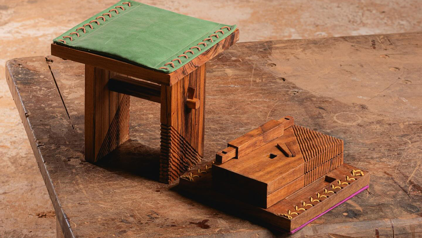 Banco desmontável Guêra, projetado pelo escritório Guá Arquitetura, em exposição na mostra Chuva de Caju, na Statale | Foto: Reprodução @vestigiosvedac