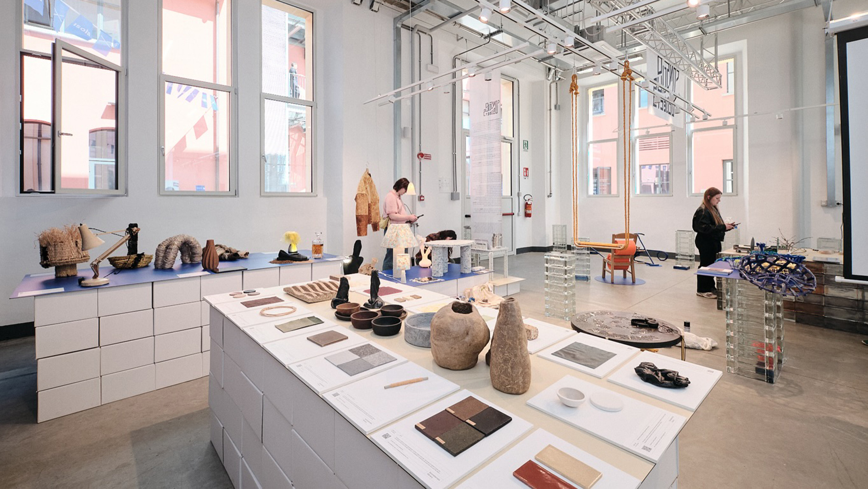 Mostra Concisous Objects da Isola Design, com trabalhos de Murilo Weitz (à esq.) | Foto: Reprodução @isola.design