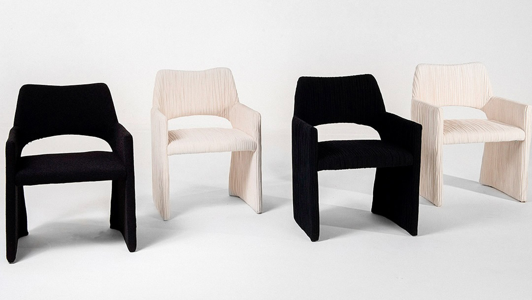 Cadeiras Sky criadas pela collab Folio | Neriage | Foto: Reprodução @folio.sp